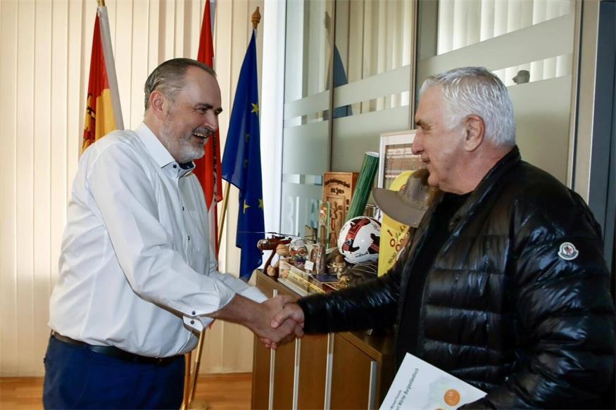 Im Büro von Landeshauptmann Hans Peter Doskozil schaute Hans Krankl schon vor einigen Wochen vorbei. Jetzt wurde die Fußball-Ikone als Markenbotschafter präsentiert.