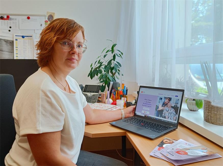 Im Burgenland wird die Beratung via Clara-App seit Anfang des Jahres durch eine Kooperation mit den Sozialen Diensten Burgenland angeboten. Sandra Fartek, diplomierte Gesundheits- und Krankenpflegerin und Pflege- und Sozialberaterin für den Bezirk Jennersdorf, ist eine der Beraterinnen, die im Burgenland im Rahmen von "Alles Clar" ihr Wissen und ihre Erfahrung an Ratsuchende weitergibt.