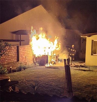 Im Garten eines Einfamilienhauses in Hirm brannte es.