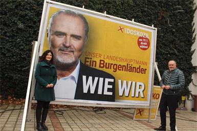 Im Innenhof des "Roten Hauses" in Eisenstadt präsentierten Landeshauptmann Hans Peter Doskozil und Landesgeschäftsführerin Jasmin Puchwein das neue Plakat.