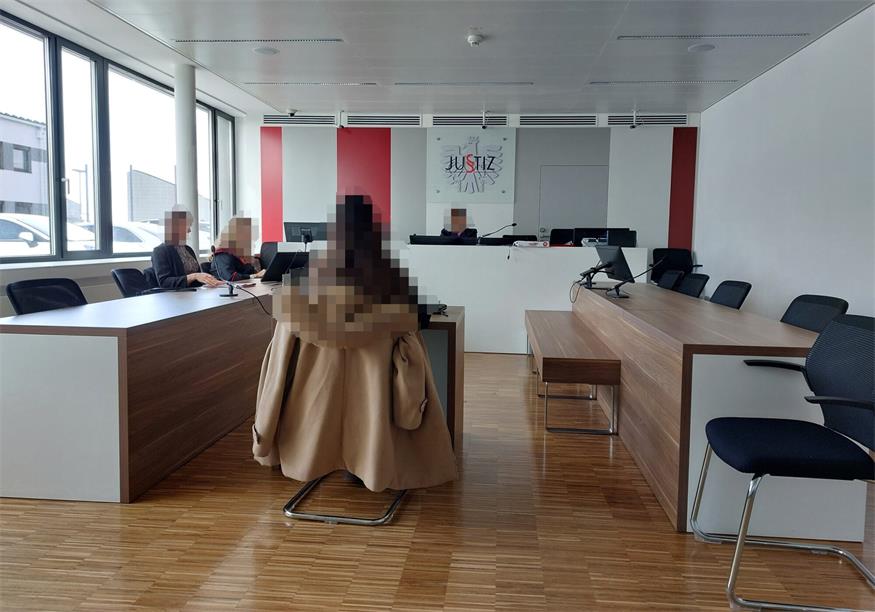 Im Juli 2023 wurde die Mitarbeiterin gekündigt. Vor Gericht bekannte sie sich teilweise schuldig.