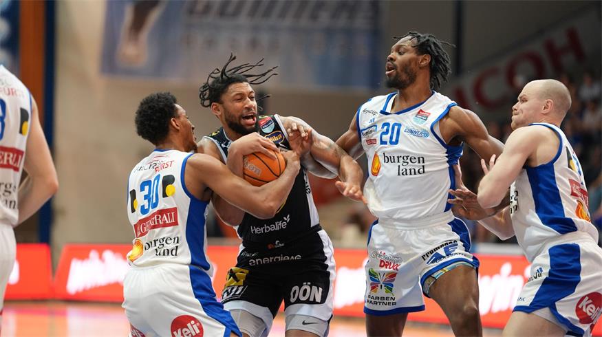 Im Kollektiv! Ian Martinez, Deante Johnson und Sebastian Käferle (weiß, v.l.) nahmen Gmundens Jerome Hunter in die Zange. 