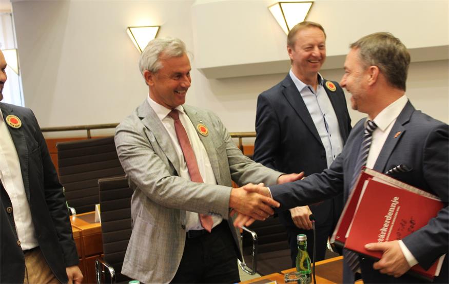 Im Landtag begrüßen sich die Parteien meist freundlich, nach den Sitzungen wird aber ausgeteilt. In den FPÖ-Reihen wird Norbert Hofer (im Bild bei einer früheren Sitzung mit Hans Tschürtz und SPÖ-Klubchef Roland Fürst) weiter auf seinem Platz bleiben. 