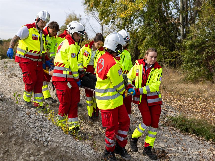 Im Mittelpunkt der Übung stand die Versorgung zahlreicher Verletzter, die Koordination unterschiedlicher Einsatzkräfte und die Führungsstrukturen bei Großeinsätzen.