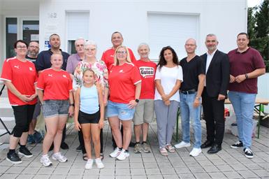 Im Namen der SPÖ bedankte sich Elisabeth Heger (8.v.l.) bei den „Das Schubaschitz“-Eigentümern Gerda und Günter Renner dafür, dass sie die Location für den Sommertratsch zur Verfügung stellten. Mit dabei waren unter anderem (v.l.) Eva Janits, Martin Schlögl, Sascha Wendl, Amelie und Juliana Heger, Bürgermeister Manfred Schmidt, Gewerkschaft Bau Holz-Landesvorsitzender Michael Mohl, Monika und Thomas Marhanek, Landesrat Heinrich Dorner und SPÖ-Bezirksgeschäftsführer Patrick Brenner.