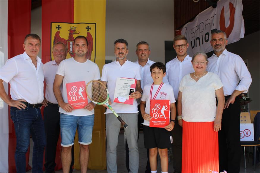 Im Namen des Burgenländischen Tennisverbandes überreichte Präsident Günter Kurz (l.) Auszeichnungen an Spieler und Trainer Thomas Weber (3.v.l.), Obmann Christian Zettl (4.v.l.) und Nachwuchstalent Theo Bürger (4.v.r.). Auch Sportlandesrat Heinrich Dorner, Sportunion-Präsidentin Karin Ofner, Landtagsabgeordneter Patrik Fazekas, Bürgermeister Ewald Bürger und Vizebürgermeister Josef Thurner (v.r.) gratulierten.