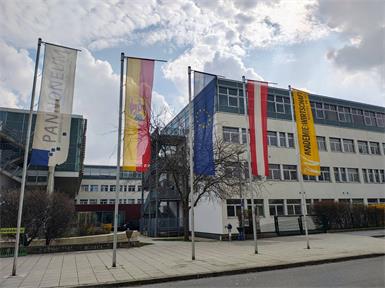 Im Neusiedler Schulzentrum findet morgen kein Präsenzunterricht statt. Fünf Schulen stellen für einen Tag erneut auf Homeschooling um.