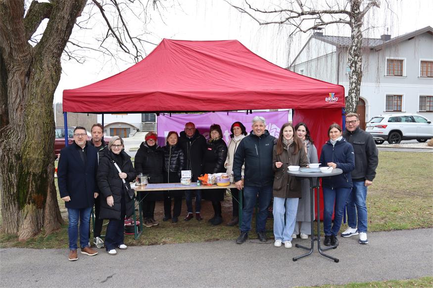 Im Park vor der Kirche. Auch SPÖ-Bezirksfrauenvorsitzende Sandra Gerdenitsch und Landtagsabgeordneter Jürgen Karall schauten beim Suppenessen für die Frauenberatungsstelle vorbei. 