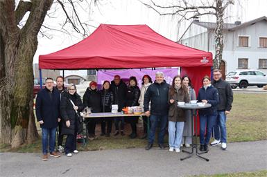 Im Park vor der Kirche. Auch SPÖ-Bezirksfrauenvorsitzende Sandra Gerdenitsch und Landtagsabgeordneter Jürgen Karall schauten beim Suppenessen für die Frauenberatungsstelle vorbei. 