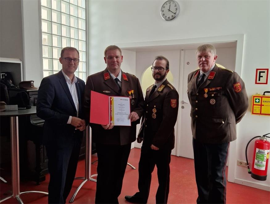 Im Rahmen der Ehrungen wurde Richard Löffler mit dem Silbernen Verdienstzeichen des Landesfeuerwehrverbandes ausgezeichnet.