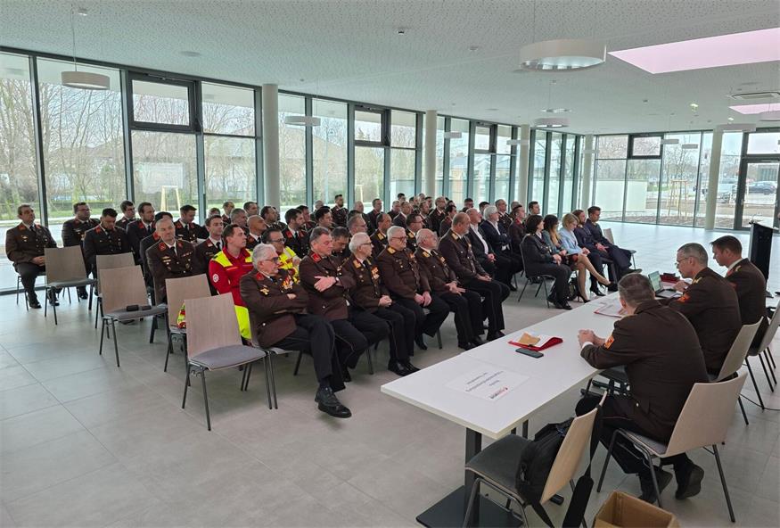 Im Rahmen der Frühjahrsdienstbesprechung in Parndorf zogen die Feuerwehren des Neusiedler Bezirks Bilanz über das Jahr 2024. 