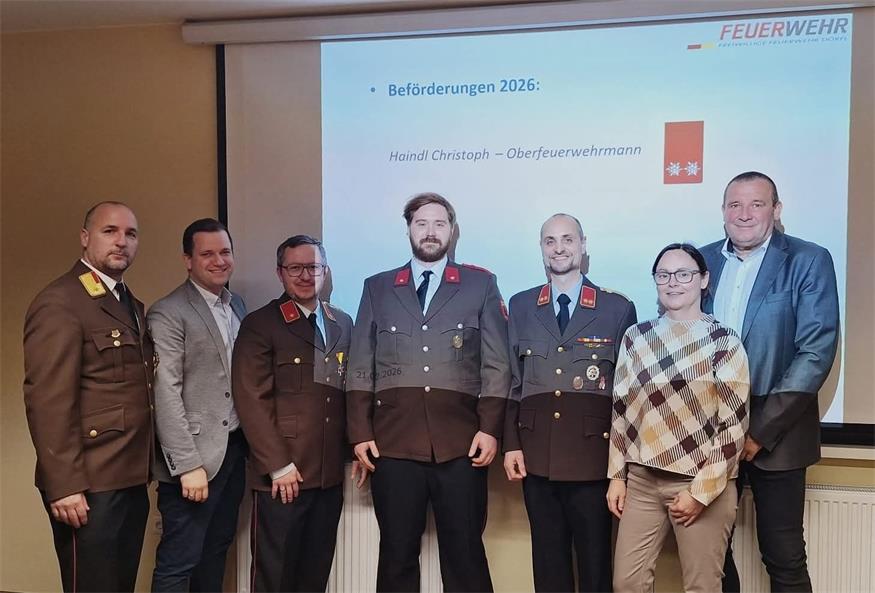 Im Rahmen der Jahreshauptdienstbesprechung wurde Christoph Haindl (M.) zum Oberfeuerwehrmann befördert. Abschnittskommandant Andreas Kuzmits, Vizebürgermeister Stefan Guczogi, Kommandantstellvertreter Martin Giefing, Kommandant Andreas Rabel, Vizebürgermeisterin Sandra Meixner und Bürgermeister Manfred Schmidt (v.l.) gratulierten. 