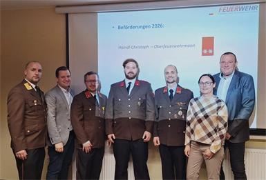 Im Rahmen der Jahreshauptdienstbesprechung wurde Christoph Haindl (M.) zum Oberfeuerwehrmann befördert. Abschnittskommandant Andreas Kuzmits, Vizebürgermeister Stefan Guczogi, Kommandantstellvertreter Martin Giefing, Kommandant Andreas Rabel, Vizebürgermeisterin Sandra Meixner und Bürgermeister Manfred Schmidt (v.l.) gratulierten. 