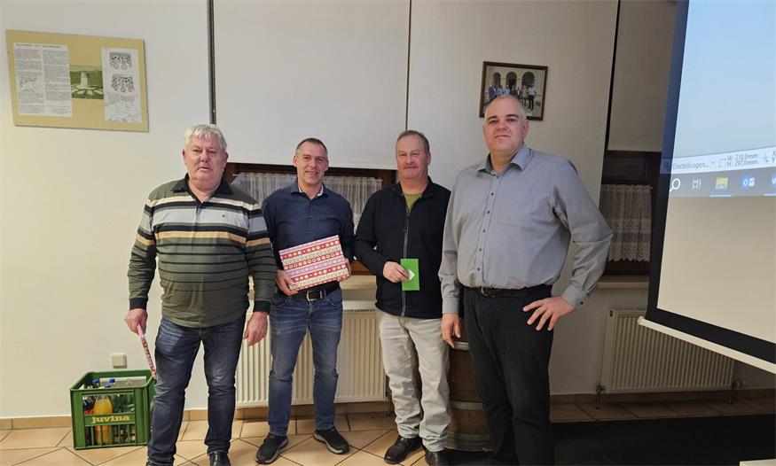 Im Rahmen der Vollversammlung. Obmann Stefan Neubauer übergab den ehemaligen Ortsvorstehern Bernhard Artner, Günther Handler und Gerhard Hahn je ein Bild. 
