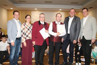 Im Rahmen des Konzerts wurden unter anderem Musikvereinsobmann Viktor Emmer (3.v.l.) und Kapellmeister Robert Lisle (3.v.r.), beide seit 40 Jahren aktive Musiker, von Bezirksblasmusikobmann Richard Wolfram (r.) ausgezeichnet. Auch Bürgermeister Manfred Schmidt (2.v.r.) und die beiden Vize Stefan Guczogi und Sandra Meixner gratulierten.