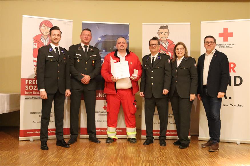 Im Rahmen des Mitarbeiterfestes erhielt Mario Judmann die Verdienstmedaille. Dazu gratulierten Matthias Pallisch vom Bezirksausschuss, Dienstführender Franz Lang, Bezirksstellenleiter Rudolf Haider, Rot Kreuz-Vizepräsidentin Sonja Windisch sowie Bürgermeister und Bezirksausschuss-Mitglied Jürgen Karall. 