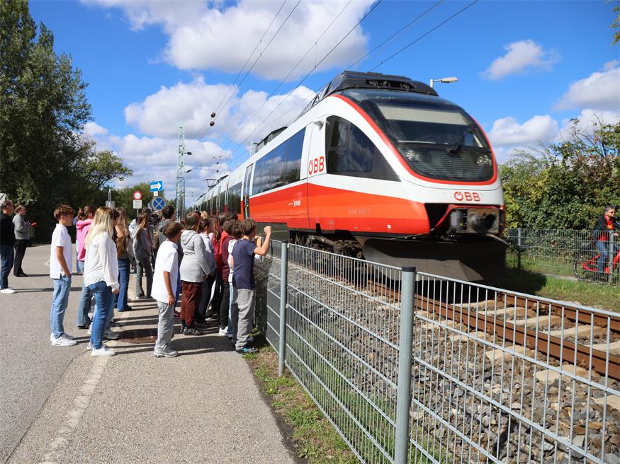 Im Rahmen eines ÖBB-Präventionsprojektes wurden die Schülerinnen und Schüler der Sportmittelschule Neusiedl am See über sicheres Verhalten im Bereich des Bahngeländes informiert.