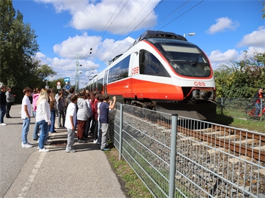 Im Rahmen eines ÖBB-Präventionsprojektes wurden die Schülerinnen und Schüler der Sportmittelschule Neusiedl am See über sicheres Verhalten im Bereich des Bahngeländes informiert.