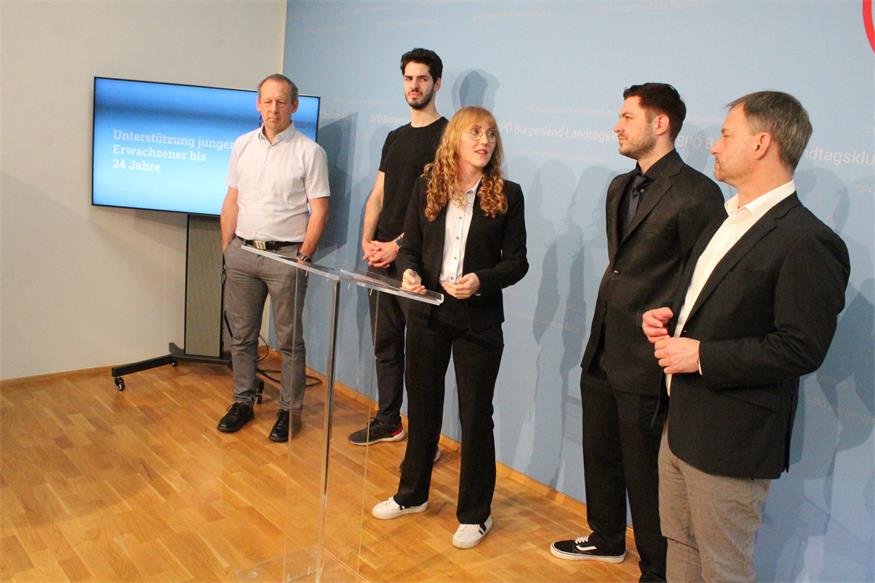 Im SPÖ-Klub kamen die Jungen zu Wort. Klubobmann Roland Fürst (r.) und Sozialarbeiter Gerald Herowitsch-Trinkl (l.) mit Georg Thurnwalder, Alexandra Weiss und Alexandro Kluger (v.l.) vom Verein "Careleaver".