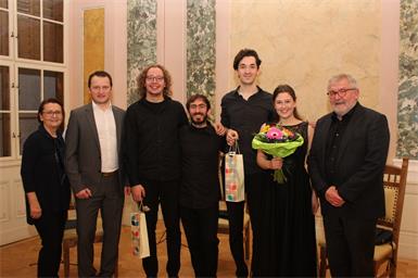 Im Schloss Nebersdorf. Monika Trimmel, Bürgermeister Martin Karall, Tim de Vries, Salvatore Emmanuel Borelli, Domonkos Hartmann, Karla Križ und Stefan Zvonarich. 
