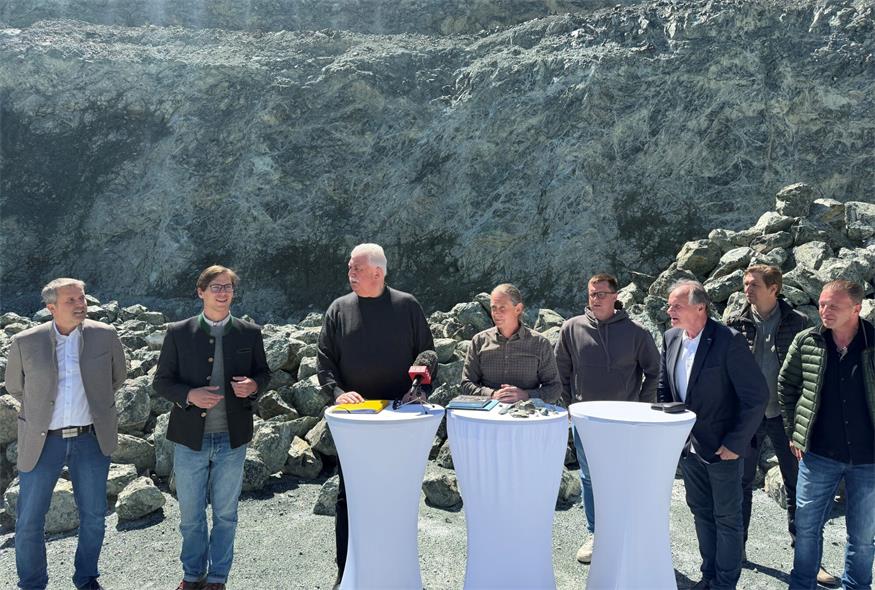 Im Steinbruch Pilgersdorf traten die Betreiber mit der ARGE Naturgestein zusammen zur Pressekonferenz an.