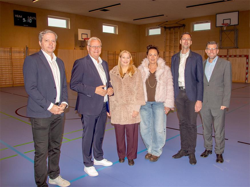 Im Turnsaal (v.l.): Magistrats-Abteilungsleiter Dietmar Eiszner, Eisenstadts Bürgermeister LAbg. Mag. Thomas Steiner, Landesrätin Daniela Winkler, Vizebürgermeisterin Charlotte Toth-Kanyak, Christian Weiß von der PEB und Eisenstadts Baudirektor Werner Fleischhacker.