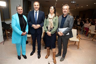 Im Veranstaltungssaal hielten Ärztin Christina Kaneider (2.v.r.)  sowie Diplomgesundheitskrankenpflegerin Angelika Feichtner (l.) Vorträge zum assistierten Suizid. Nach der Begrüßung durch Soziallandesrat Leonhard Schneemann folgte eine Podiumsdiskussion zum Thema. Mit am Bild  Wolfgang Stangl.
