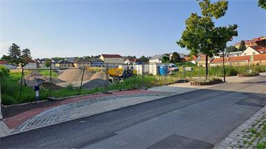Im Zentrum von Mattersburg sollen zunächst eine Tiefgarage, der Mattersburger Polizeiposten samt Bezirkspolizeikommando und zwei Wohnblöcke entstehen.