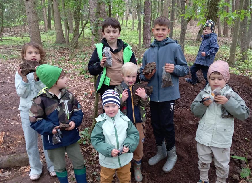 Im Zuge eines „Nachmittags der Offenen Grabung“ wurden die vorläufigen Erkenntnisse der Bevölkerung nähergebracht. Kinder aus Tschurndorf und Kalkgruben durften den Aushub nach Fundstücken durchsuchen.