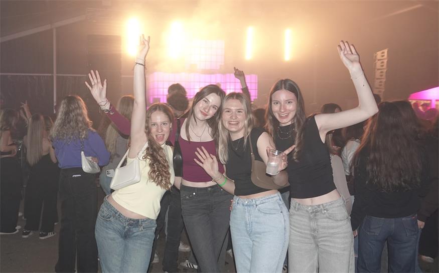 Im schwarzen Discozelt. Viola, Olivia, Lea und Laura ließen sich bei "Turn back Time" auf eine musikalische Zeitreise mitnehmen.
