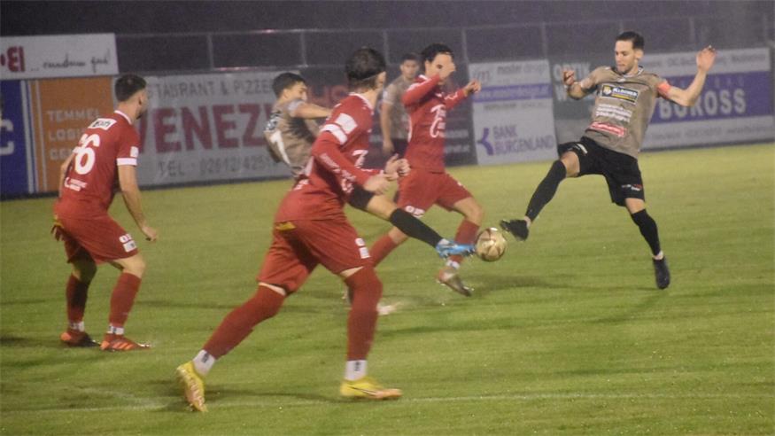 Im strömenden Regen mussten sich die Oberpullendorfer Kicker (in Rot) gegen Oberwart klar mit 0:5 geschlagen geben - trotz starker erster Halbzeit. 