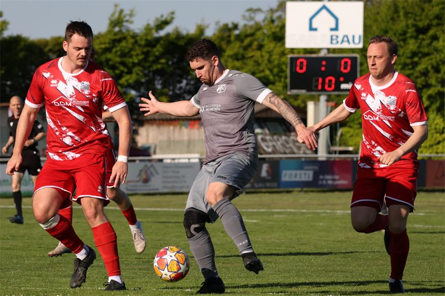 In Action! Tobias Thaller (r.) und seine Mörbischer feierte gegen Großhöflein (l. Attila Fajt) einen 2:0-Erfolg. Jetzt geht es am Samstag (17:30 Uhr) nach Oslip.