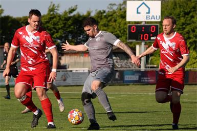 In Action! Tobias Thaller (r.) und seine Mörbischer feierte gegen Großhöflein (l. Attila Fajt) einen 2:0-Erfolg. Jetzt geht es am Samstag (17:30 Uhr) nach Oslip.