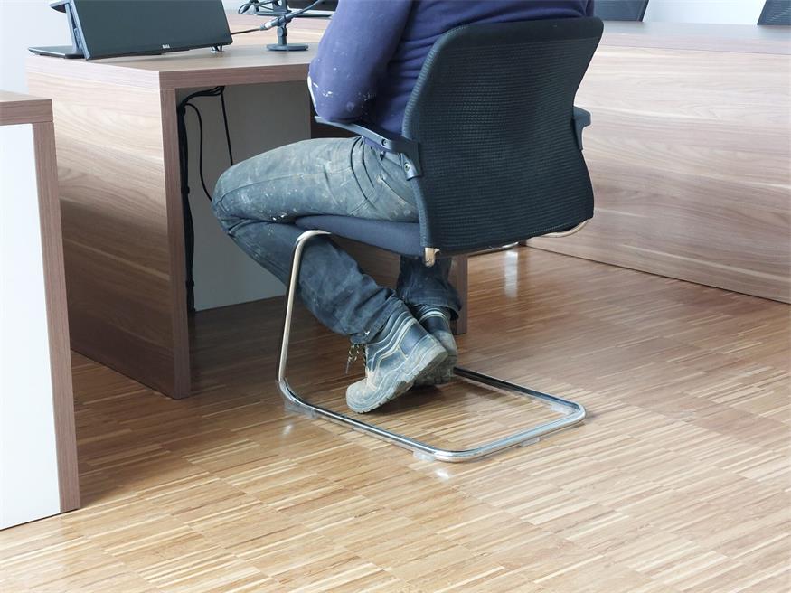 In Arbeitskleidung kam der Angeklagte zur Verhandlung. Er hatte sich beim Termin vertan.