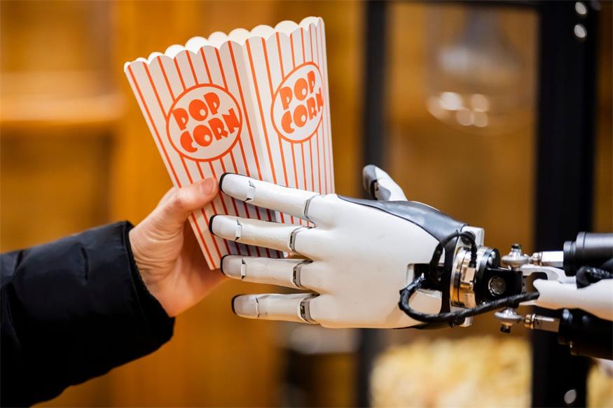In Berlin verteilte der neue humanoide Roboter „Optimus“ kürzlich Popcorn in einem Einkaufszentrum. Im Alltag helfen Mechatronik und Künstliche Intelligenz in vielen Bereichen.