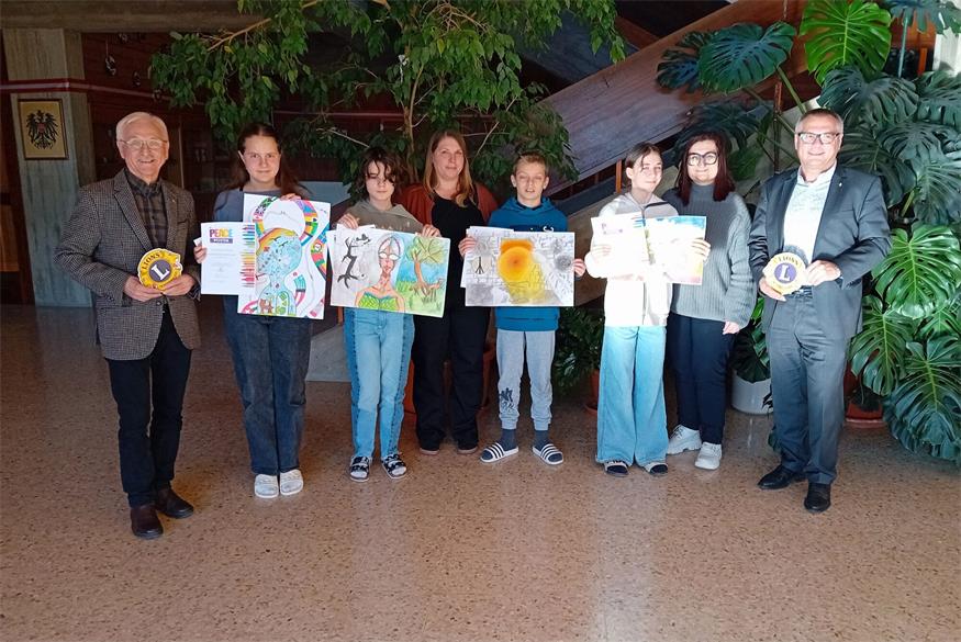 In Großwarasdorf. Stefan Grosz vom Lionsclub mit Juliana, Klara, Romana Schweiger-Domnanovich , Boris, Lena, Direktorin Elvira Heisinger und Lions-Präsident Gerhard Köppel.