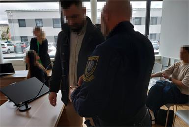 In Handschellen wurde der Angeklagte in den Verhandlungssaal gebracht. Er verbüßt in der Justizanstalt Josefstadt eine Strafhaft.