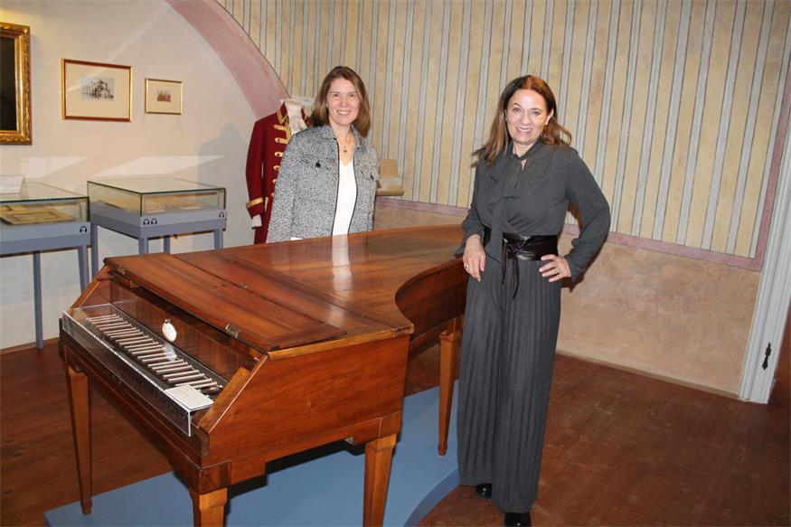 In Haydns Haus. Ausstellungs-Vermittlerin Ilse Platzer und Sammlungs-Leiterin Margit Fröhlich (v.l.) mit dem Hammerklavier, an dem der Komponist einst saß. 