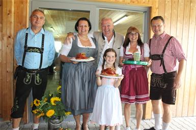 In Lederhosn und Dirndl. Rudolf Gollubich, Barbara Karall, Thomas Horvath, Theresa Karall, Andrea Bantsich und Bürgermeister Martin Karall trugen den passenden Oktoberfest-Look.