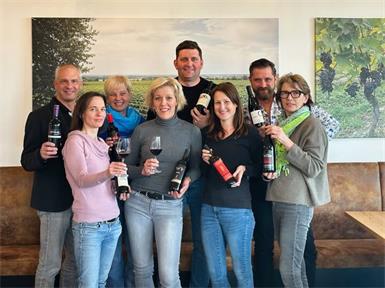 In Lutzmannsburg lädt man am 5. Setpember ab 16.30 Uhr zur Winzertafel am Weinberg. Dabei gibt es an einem  Spätsommerabend mitten im Weingebirge 24 erlesene Weinen von acht Top-Winzern und eine regionalen Winzerjause. 