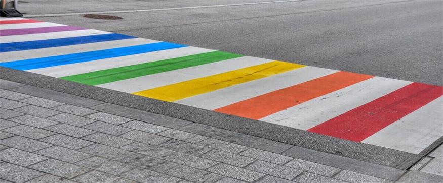 In Neudörfl soll mit einem Schutzweg in Regenbogenfarben auf der Pöttschingerstraße ein sichtbares Zeichen für Vielfalt gesetzt werden. Durch die Regenbogenfarben entstehen zusätzliche Kosten von 1.000 Euro. 