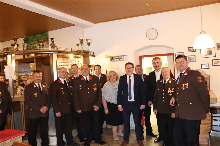 In Neudorf. Kommandant Markus Metzenbauer und die Feuerwehr freute sich über viele Ehrengäste am Ball. 