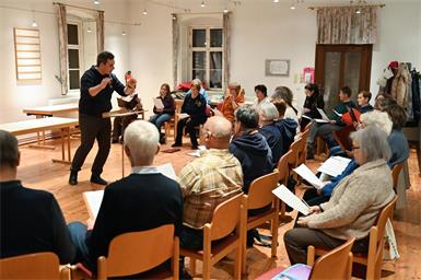 In Oberschützen finden jeden Freitag Abend gemeinsame Chorproben statt. Die Stimmung ist familiär.