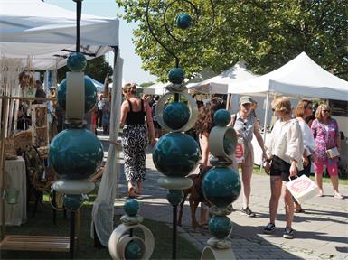 In Podersdorf lädt von 15. bis 17. August der Kunsthandwerksmarkt am Strandplatz zum Bummeln und Stöbern.