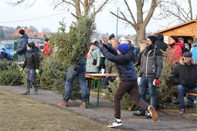 In Stoob lädt der ASKÖ wieder zum Christbaumweitwerfen.