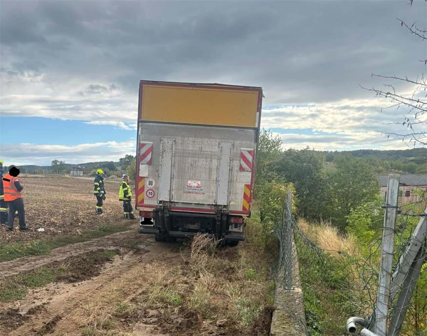 In dem weichen Untergrund gab es für den LKW kein Vor und kein Zurück mehr.