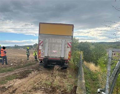 In dem weichen Untergrund gab es für den LKW kein Vor und kein Zurück mehr.
