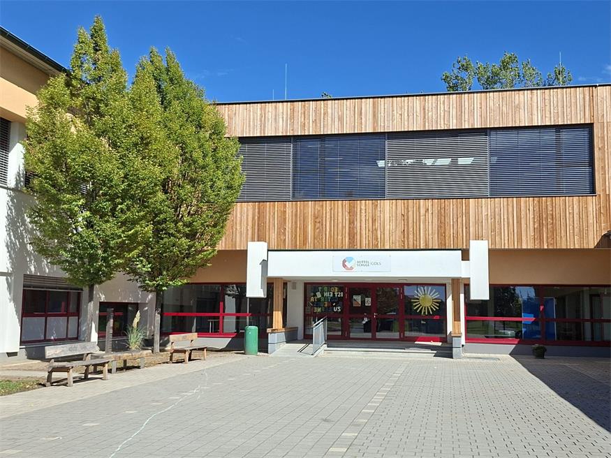 In den vergangenen Monaten wurden die Mittelschule Gols modernisiert. Die größte Veränderung ist von außen hofseitig  zu erkennen. Die Schule wurde durch ein neues Obergeschoss erweitert.