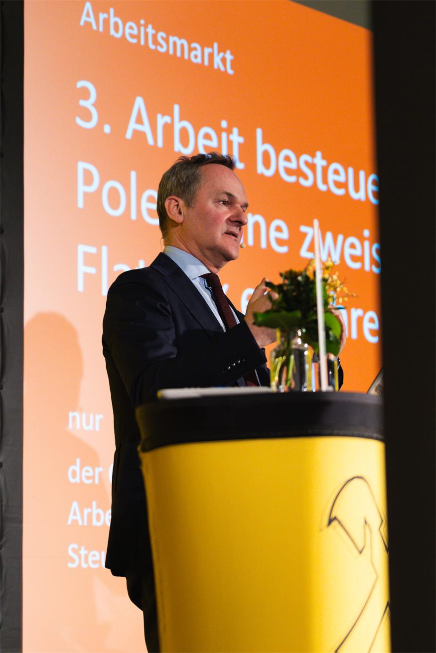 In der Domaine Pöttelsdorf. Top-Referent Franz Schellhorn (im Bild) von der Denkfabrik "Agenda Austria" trug gemeinsam mit Philipp Arnold vor.