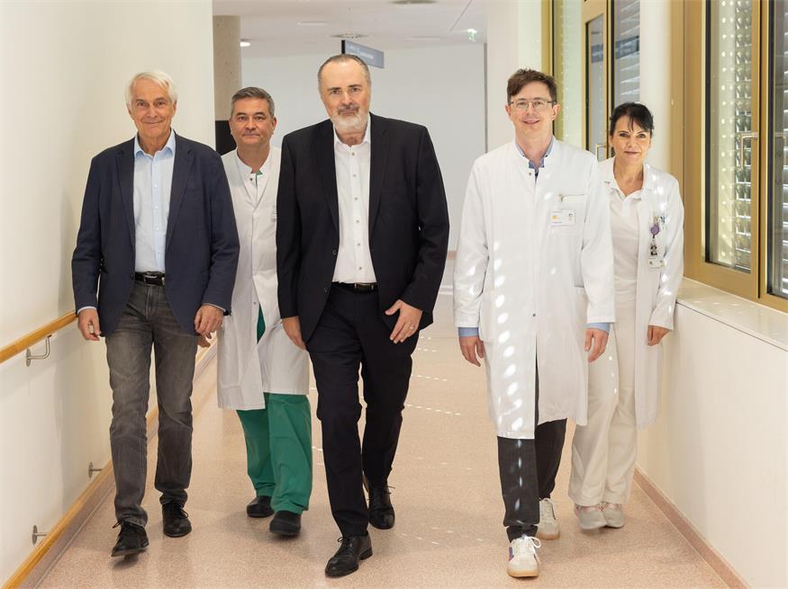 In der Klinik Oberwart. Landeshauptmann Hans Peter Doskozil, der medizinische Geschäftsführer Stephan Kriwanek und das Team der Herzchirurgie.